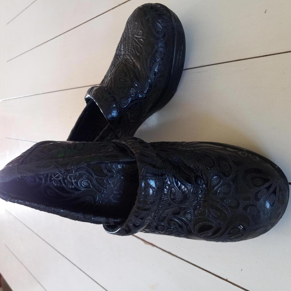 B.O.C. by BORN Black Embossed Floral Clogs Slip-On Shoes Size 7M